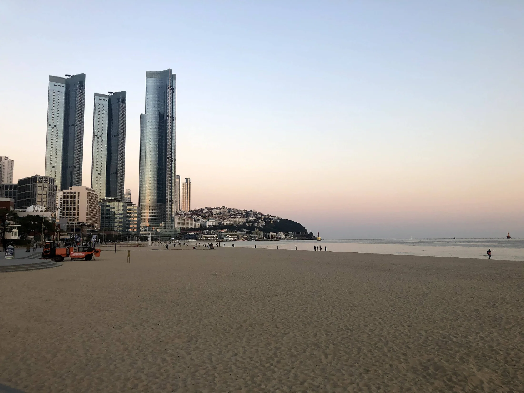 해운대 해변과 LCT 전경